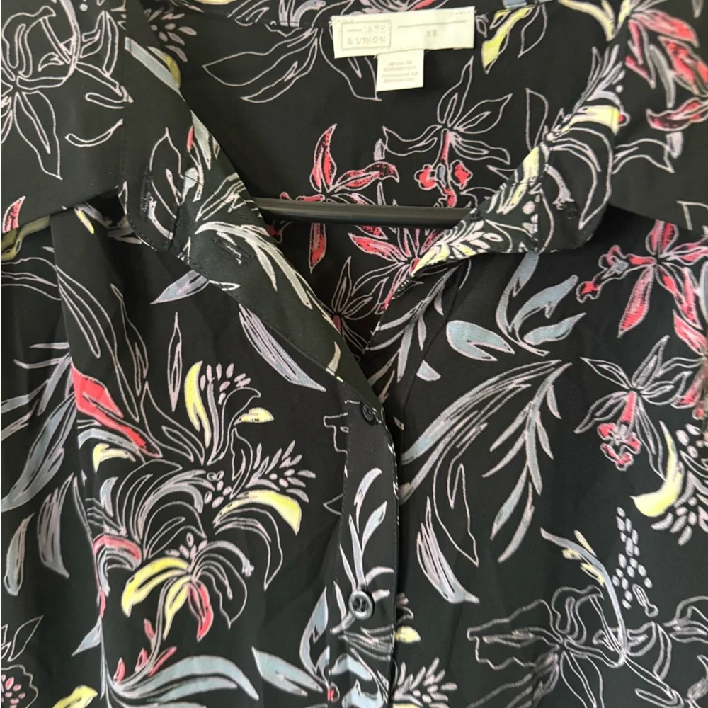 Woman’s Black Floral Short Sleeve Top Blouse Hi Low XS NWT - Picture 3 of 6